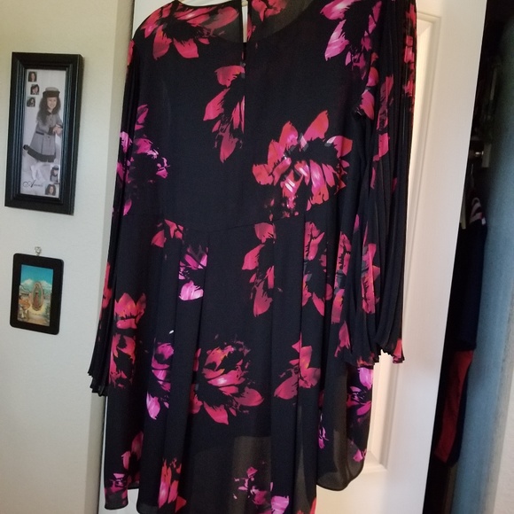 Light, Exquisite Bell Sleeve top - Picture 6 of 6